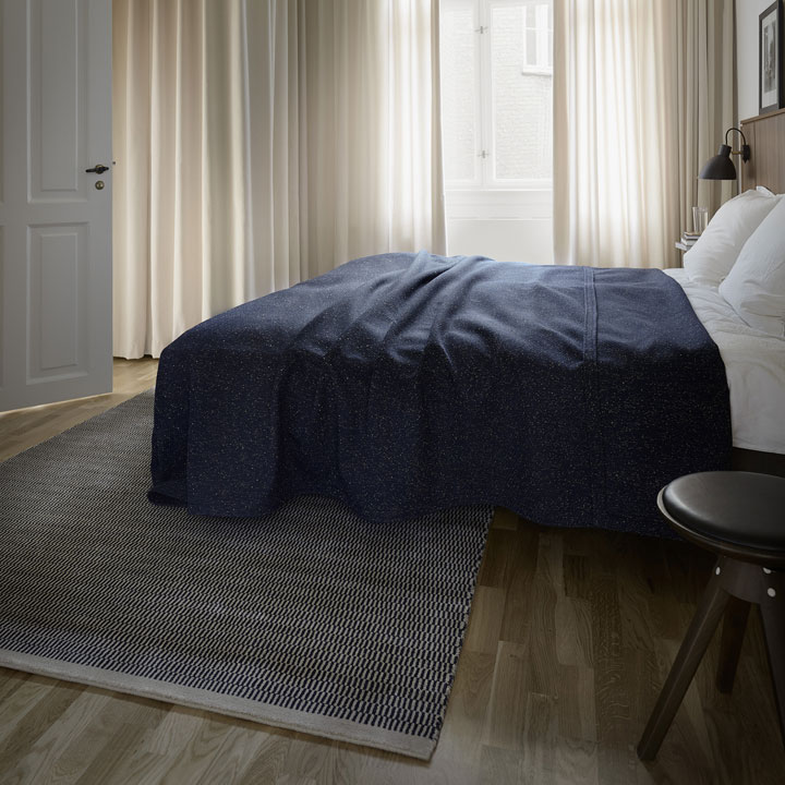 Urządzamy dom, w sypialni nowoczesny dywan styl skandynawski Calla Fabula Living w ofercie Skydecor.