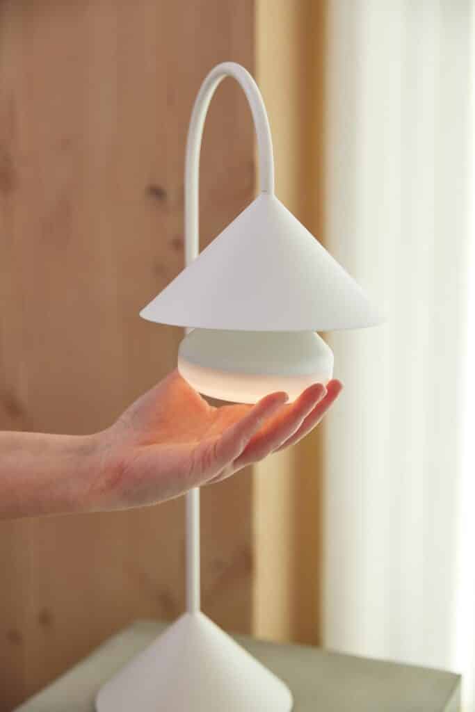 Lampa Grasp ukazująca sposób wyciągania źródła światła